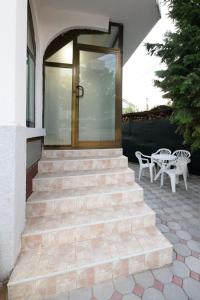 um conjunto de escadas que levam a uma porta com uma mesa em Rose's Apartment em Prilepo