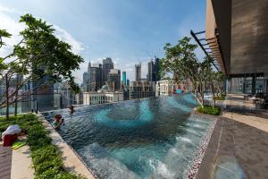 een zwembad met een skyline van de stad op de achtergrond bij Axon Premier Suites Kuala Lumpur in Kuala Lumpur