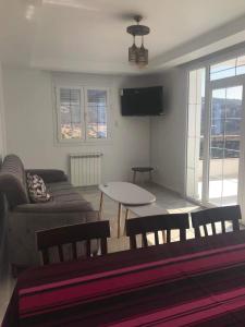a living room with a couch and a table at Résidence Le Figuier Marako, Tizi-Gheniff in Tizi Gheniff