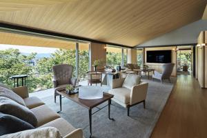 ein Wohnzimmer mit einer Couch und einem Tisch in der Unterkunft Park Hyatt Kyoto in Kyoto