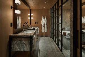 ein Badezimmer mit einem Doppelwaschbecken und einer Dusche in der Unterkunft Park Hyatt Kyoto in Kyoto + 37 Fotos