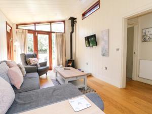 ein Wohnzimmer mit einem Sofa und einem Tisch in der Unterkunft Brooke in Cottesmore