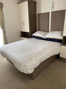 Llit o llits en una habitació de 2 Bedroom Lodge - Honeysuckle 95, Trecco Bay