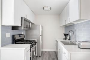 A kitchen or kitchenette at Beverly Hills 2br w courtyard nr BH attractions LAX-1117
