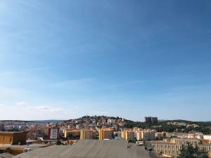 vista sulla città dal tetto di un edificio di Luis Apartment - Appartamento per single o coppia R7265 a Nuoro