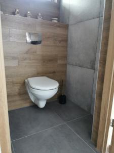 een badkamer met een wit toilet in een kamer bij Barczewko Pokoje gościnne jezioro Wadąg in Barczewko