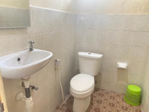 a bathroom with a toilet and a sink at Waringin Homestay in Kuta +33 photos