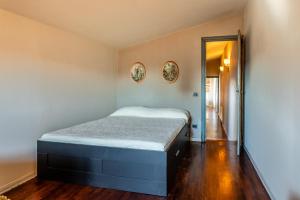 um pequeno quarto com uma cama e um corredor em Terrazza Napoleone - Affitti Brevi Italia em Lucca