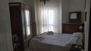 Abriola的住宿－Casa Manzoni Abriola，一间卧室配有一张床,上面有两条毛巾