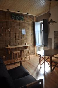 een woonkamer met een tafel en een eetkamer bij Casinhas de S. Francisco T2 Azeitona by LovelyStay in Freixo de Espada à Cinta
