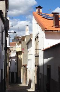 een steegje in een oude stad met gebouwen bij Casinhas de S. Francisco T2 Azeitona by LovelyStay in Freixo de Espada à Cinta