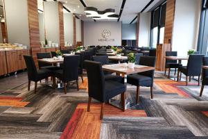 un gran comedor con mesas y sillas en Warsaw Plaza Hotel en Varsovia