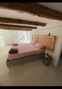 Schlafzimmer mit einem großen Bett mit einem Kopfteil aus Holz in der Unterkunft Dal Console - Piazza Bellini - Napoli in Neapel