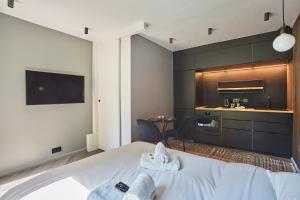 Una habitación de hotel con una cama con toallas. en Studio in Neuilly Porte Maillot by Studio prestige, en Neuilly-sur-Seine