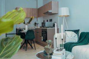 Green with Envy-Luxury Apartment- No Loadshedding في جوهانسبرغ: غرفة معيشة مع أريكة وطاولة