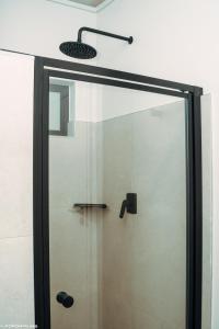 y baño con ducha y puerta de cristal. en Green with Envy-Luxury Apartment- No Loadshedding, en Johannesburgo