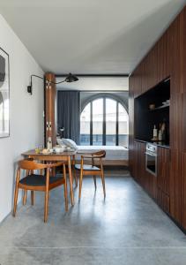 uma sala de jantar com uma mesa e um quarto em Lisbon Five Stars Alcântara Lofts em Lisboa