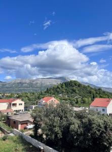 - une vue sur une ville avec des montagnes en arrière-plan dans l'établissement Apartments Sirena Korčula, à Korčula