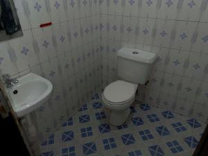 ein Bad mit einem WC und einem Waschbecken in der Unterkunft Olive Palm Suites Jinja in Jinja