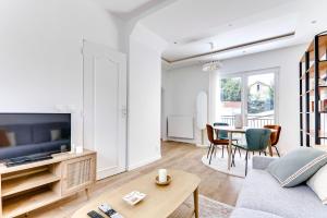 sala de estar con sofá y mesa en La Bastille-Viroflay, en Viroflay