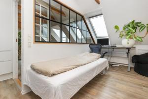 Cette chambre comprend un lit, un bureau et une chaise. dans l'établissement Come Stay in Penthouse With Room For 2-People, à Aarhus