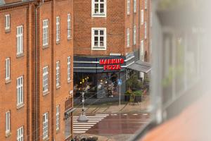 Aussicht aus einem Fenster eines Gebäudes mit einem Restaurant in der Unterkunft Come Stay in Penthouse With Room For 2-People in Arhus