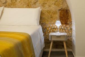 1 dormitorio con 1 cama y 1 mesa con lámpara en Casanica1, en Palermo