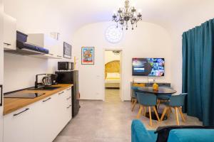 eine Küche und ein Esszimmer mit einem Tisch und Stühlen in der Unterkunft Casanica1 in Palermo
