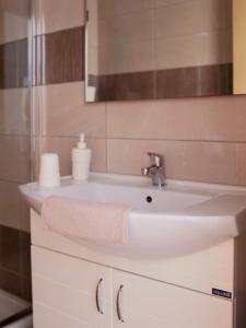 W łazience znajduje się umywalka i ręcznik. w obiekcie Vironas Hotel w mieście Himara