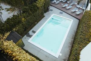 an overhead view of a swimming pool in a backyard at Mod 05 Bike Hotel in Castelnuovo del Garda