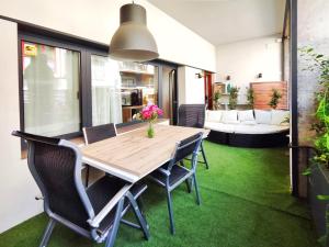 a dining room with a wooden table and chairs at Increíble apartamento de lujo en Terrassa in Terrassa