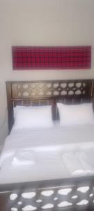 Un pat sau paturi într-o cameră la Osikinai mara guest house