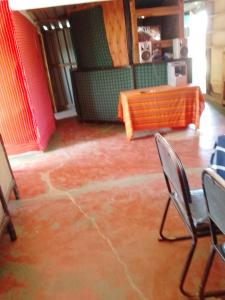 sala de estar con 2 sillas y mesa en Osikinai mara guest house en Sekenani