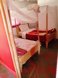 Llit o llits en una habitació de Osikinai mara guest house