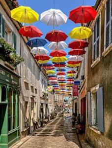 Parasolki wiszące na ulicy w obiekcie La Maison des Pressoirs w mieście Sancerre