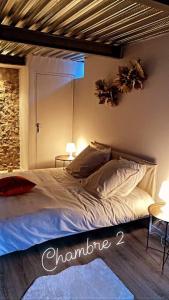 sypialnia z łóżkiem z dwoma stołami i dwoma lampami w obiekcie La Maison des Pressoirs w mieście Sancerre