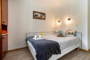 a bedroom with a bed with a blue blanket on it at Chamonix Sud - Jonquilles 38 - Happy Rentals in Chamonix-Mont-Blanc
