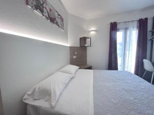 Postel nebo postele na pokoji v ubytování Longevity Hotel