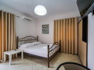 Postel nebo postele na pokoji v ubytování Vironas Hotel