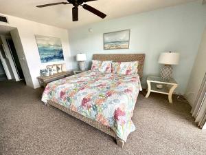 una camera con letto e ventilatore a soffitto di Key West On My Mind a Key West