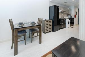 Kuchyň nebo kuchyňský kout v ubytování Spacious Studio I Close to Dubai Canal