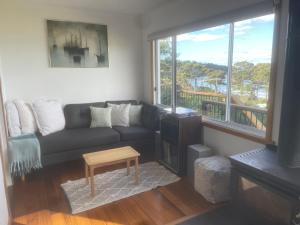 Istumisnurk majutusasutuses Elevated 3BR, ocean views, pool table, Pirates Bay