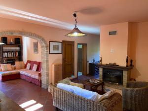 Casa Vacanze Cristina - Holiday House في ريباترانسوني: غرفة معيشة مع أريكة ومدفأة
