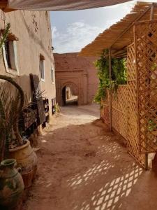 um beco com entrada para um edifício em Maison d'hôtes tilleli em Tamnougalt