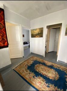 Habitación con alfombra en el suelo y dormitorio en The Old School House, en Céaucé