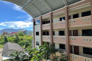 una vista exterior de un edificio con techo en SB Park Mansion, en Phuket