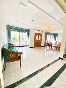 een woonkamer met een bank en een tafel bij Villa Hijau Bandungan in Bandungan