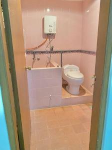 een kleine badkamer met een toilet en een wastafel bij Villa Hijau Bandungan in Bandungan