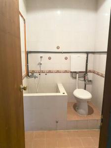 een badkamer met een toilet en een bad bij Villa Hijau Bandungan in Bandungan