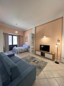 sala de estar con sofá y cama en Appartamento con Aria Condizionata per 4 Persone a 1 Minuto dalla Stazione La Spezia Migliarina en La Spezia